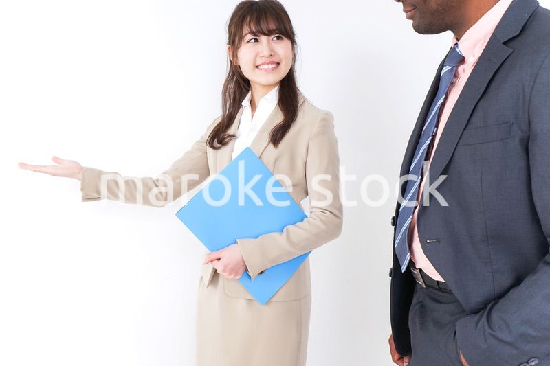 打合せするビジネスパーソン