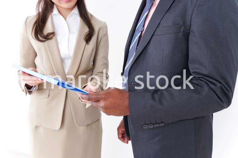 オフィスでコミュニケーションするビジネスパーソン