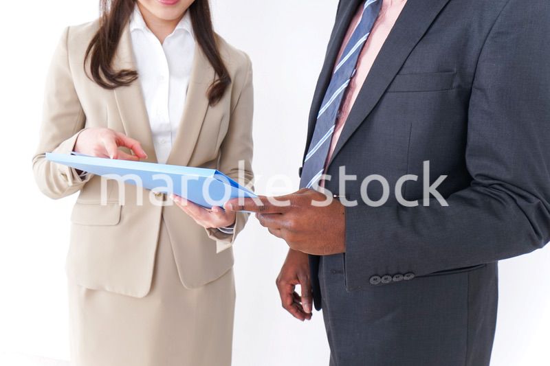 オフィスでコミュニケーションするビジネスパーソン