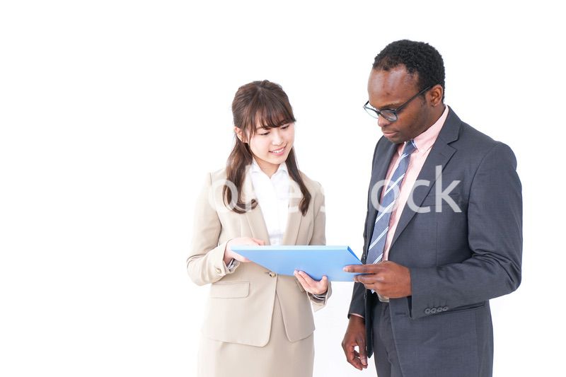 打合せするビジネスパーソン