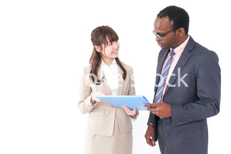 打合せするビジネスパーソン