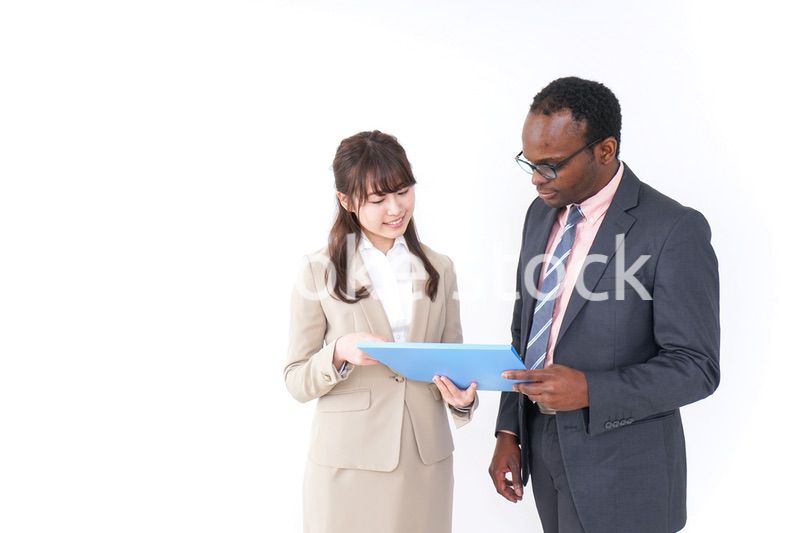 オフィスでコミュニケーションするビジネスパーソン