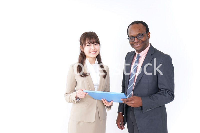 オフィスでコミュニケーションするビジネスパーソン