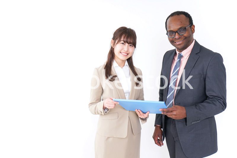 オフィスでコミュニケーションするビジネスパーソン