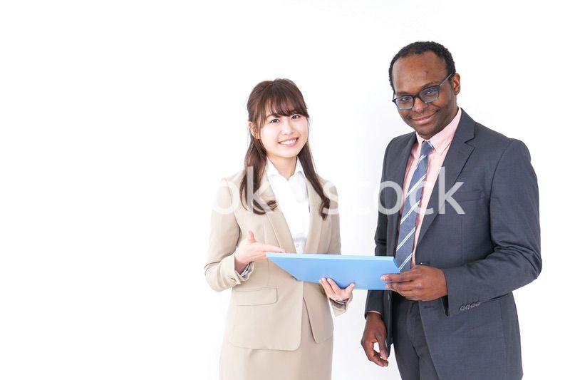 打合せするビジネスパーソン