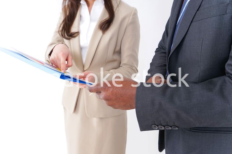 オフィスでコミュニケーションするビジネスパーソン