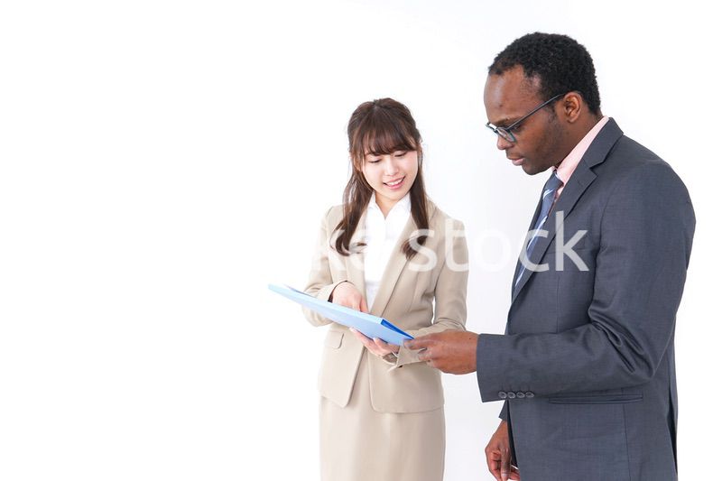 打合せするビジネスパーソン