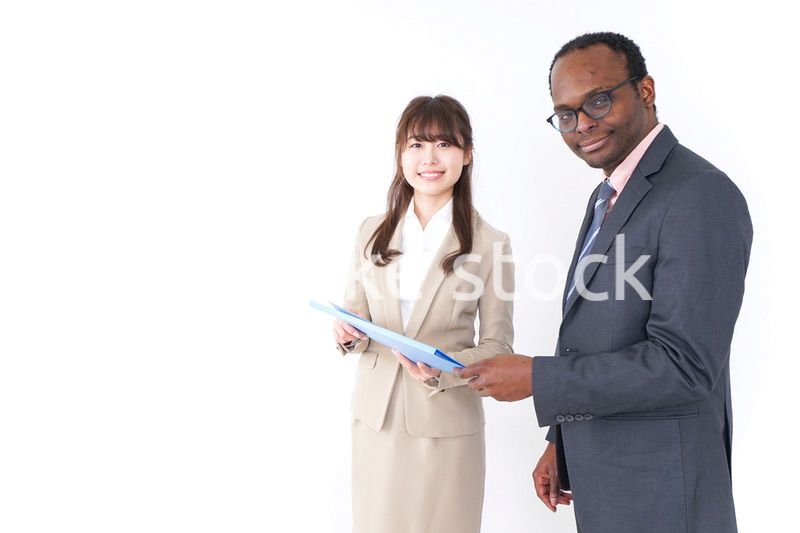 オフィスでコミュニケーションするビジネスパーソン