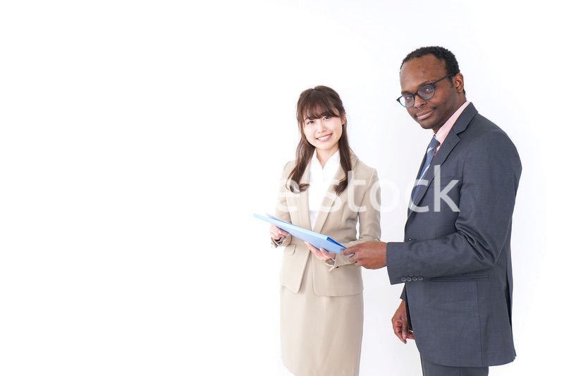 オフィスでコミュニケーションするビジネスパーソン