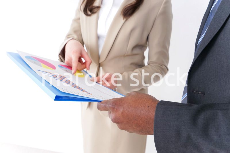 オフィスでコミュニケーションするビジネスパーソン