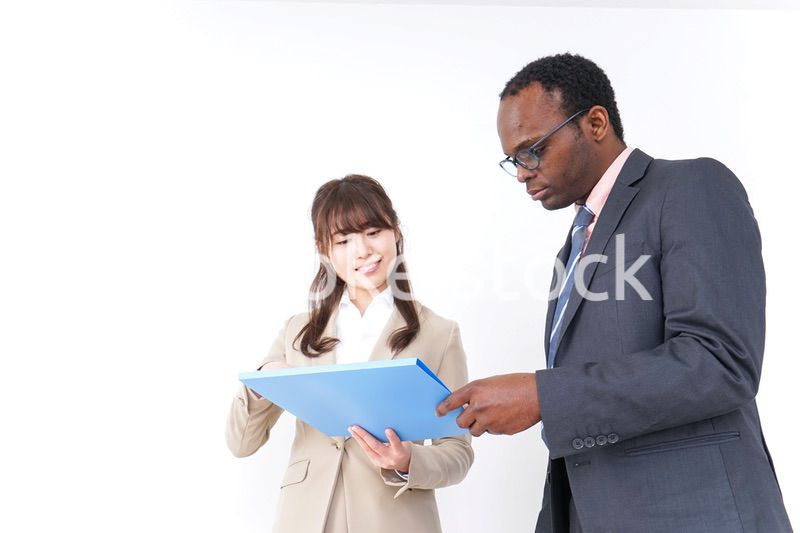 オフィスでコミュニケーションするビジネスパーソン