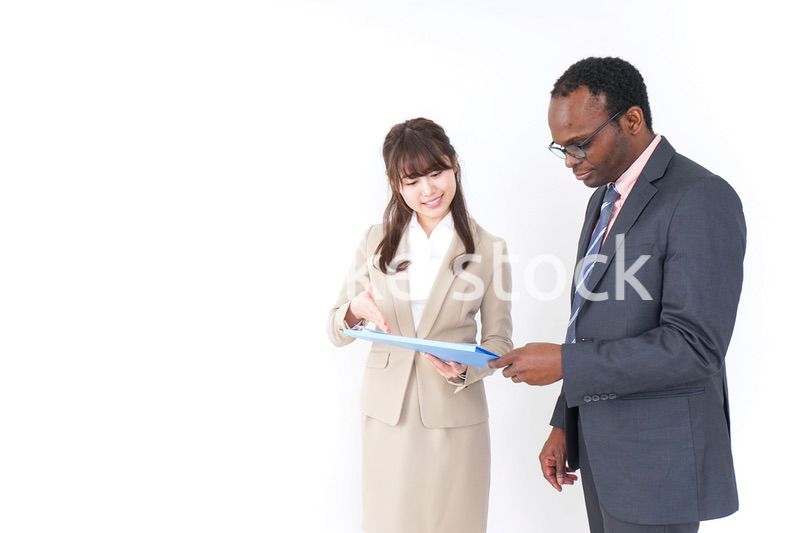 オフィスでコミュニケーションするビジネスパーソン