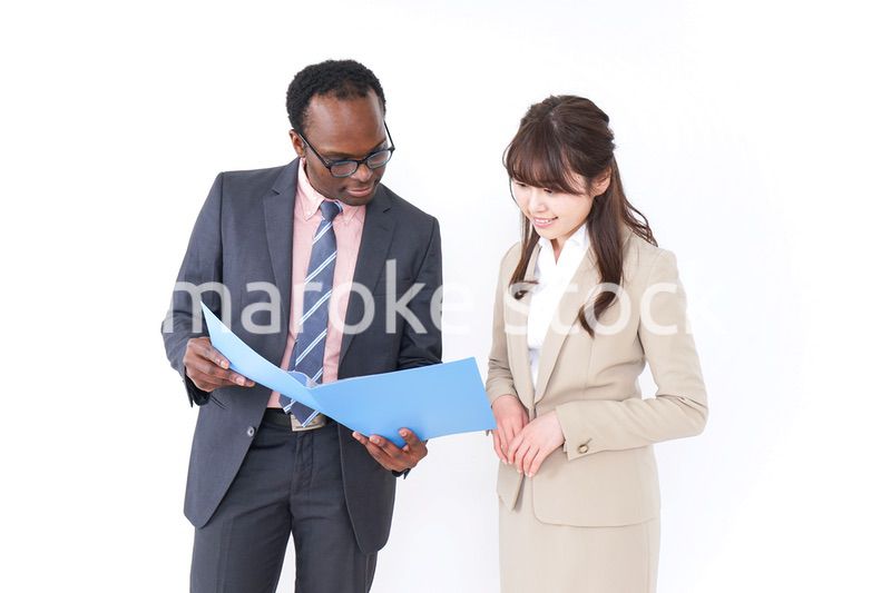 打合せするビジネスパーソン