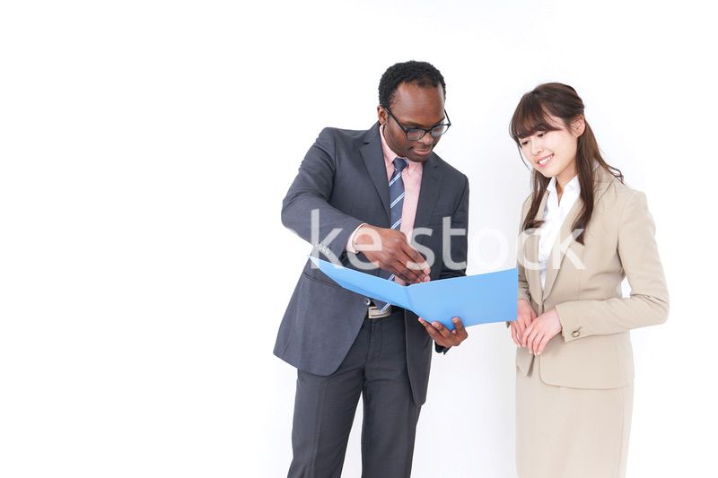 打合せするビジネスパーソン