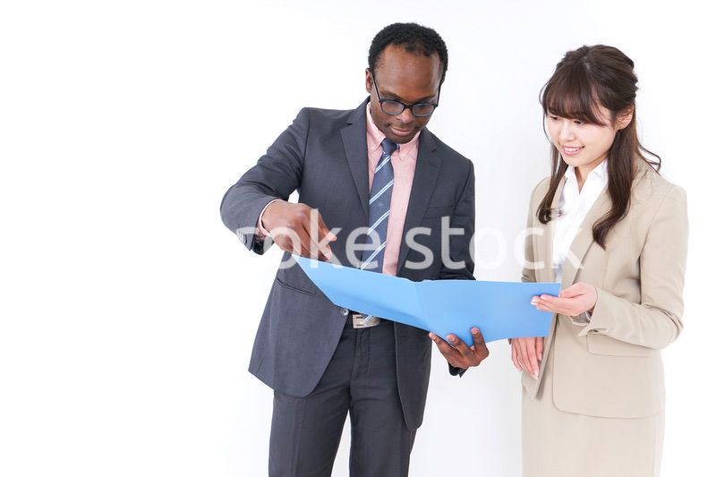 オフィスでコミュニケーションするビジネスパーソン