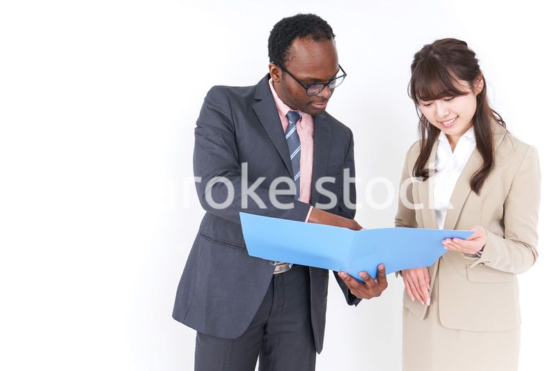 オフィスでコミュニケーションするビジネスパーソン