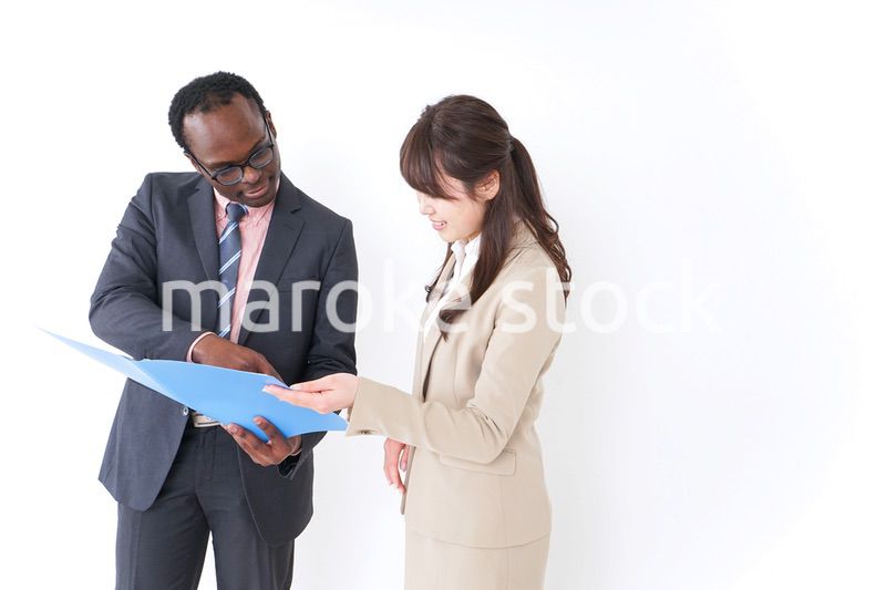 打合せするビジネスパーソン