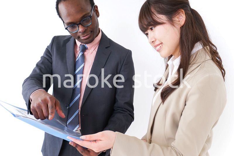 打合せするビジネスパーソン