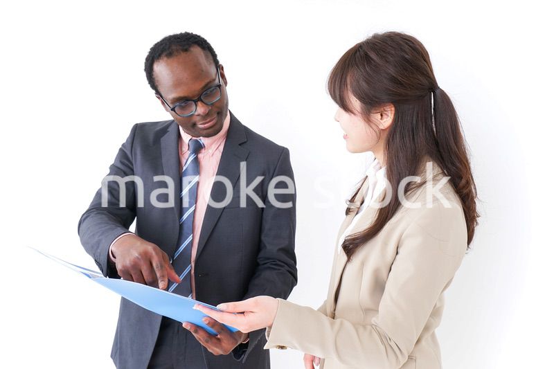 打合せするビジネスパーソン