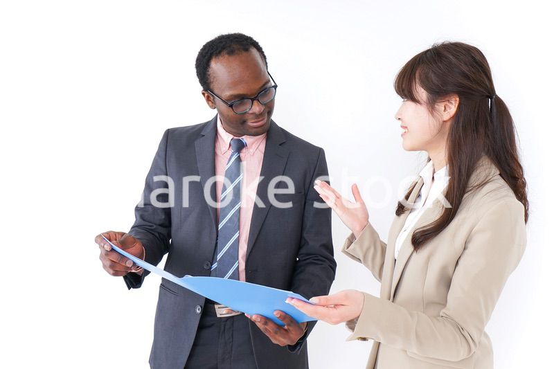 オフィスでコミュニケーションするビジネスパーソン