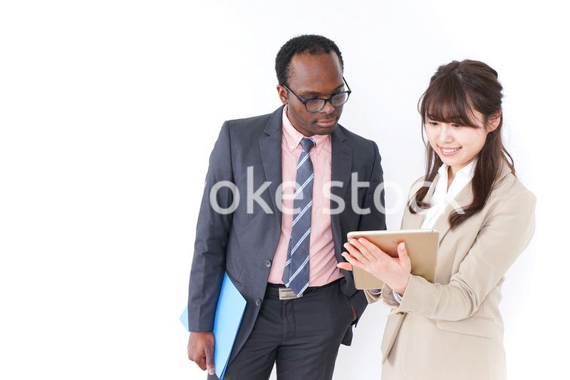 タブレットを使うビジネスパーソン