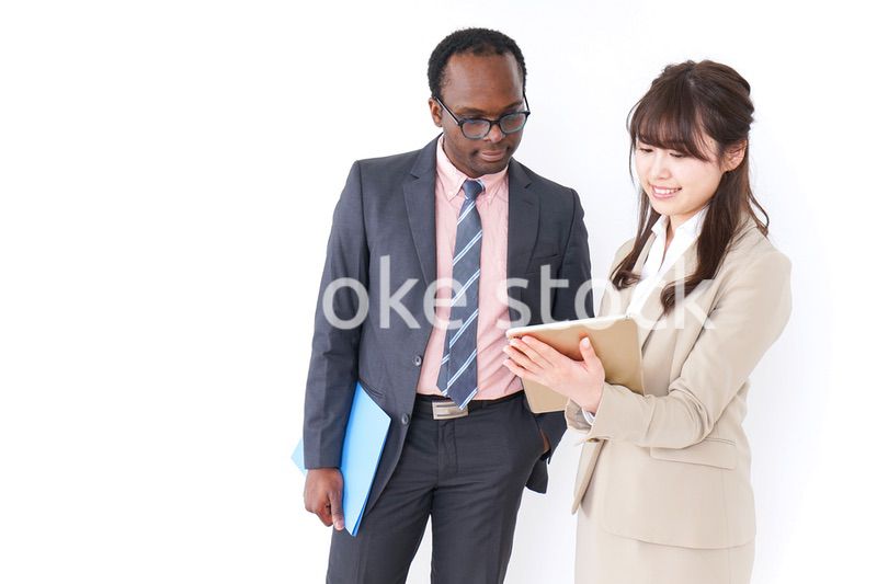 打合せするビジネスパーソン