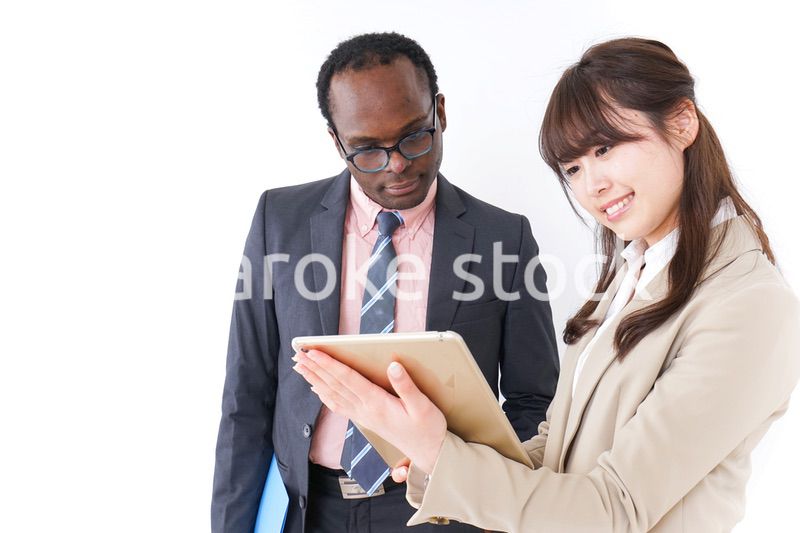 タブレットを使うビジネスパーソン