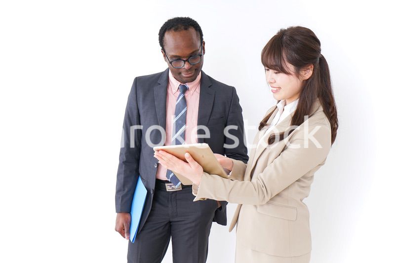 タブレットを使うビジネスパーソン