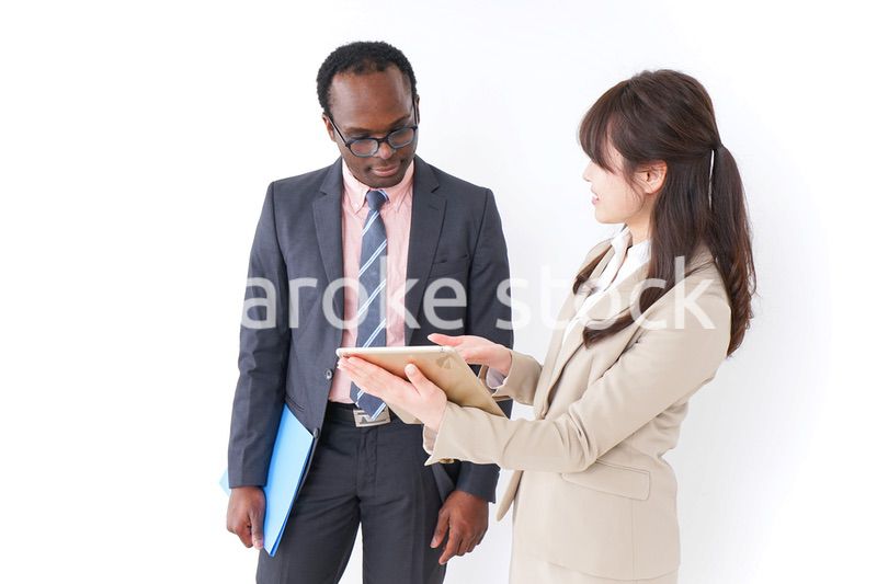 タブレットを使うビジネスパーソン