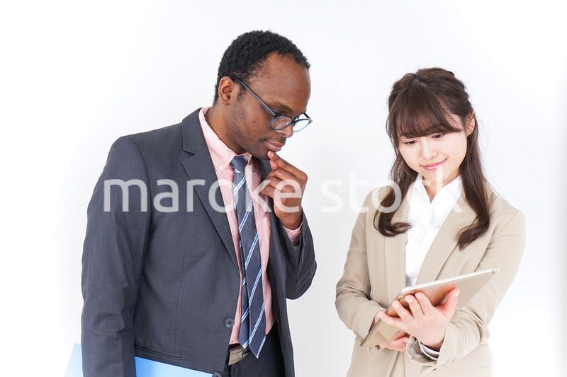 タブレットを使うビジネスパーソン