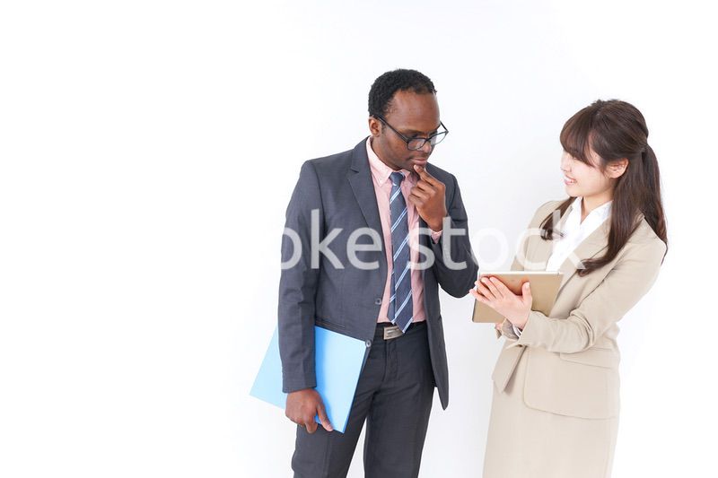 タブレットを使うビジネスパーソン