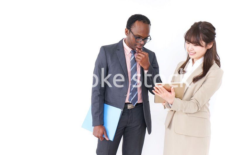 打合せするビジネスパーソン