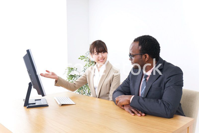 オフィスでパソコンを使う会社員