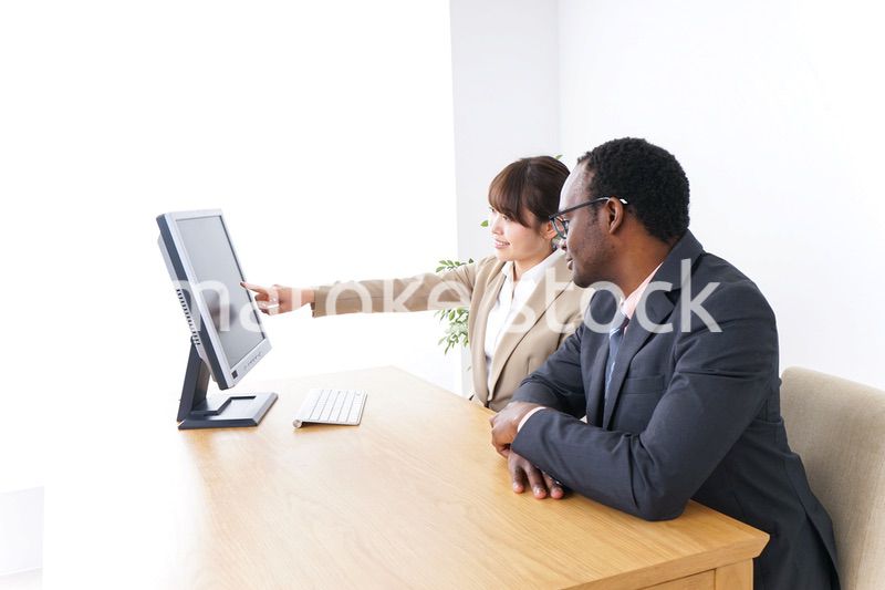 オフィスでパソコンを使う会社員