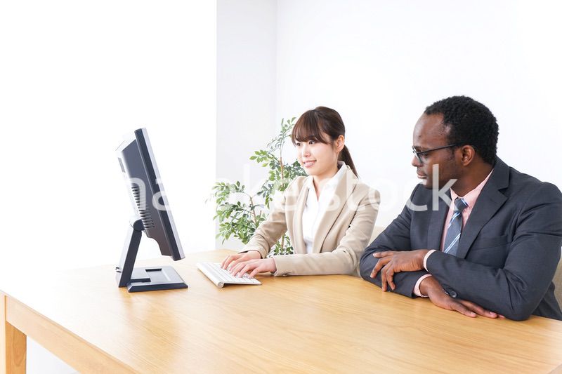 オフィスでパソコンを使う会社員