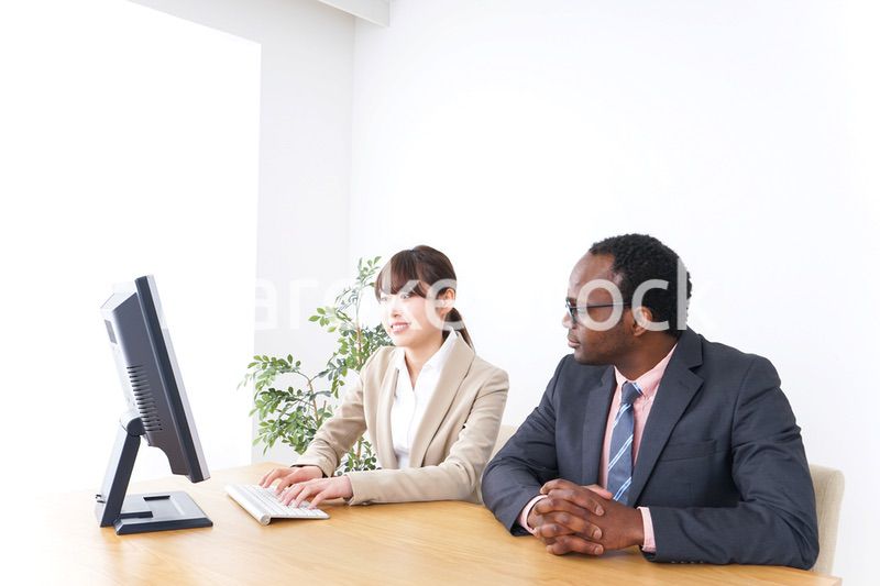 オフィスでパソコンを使う会社員