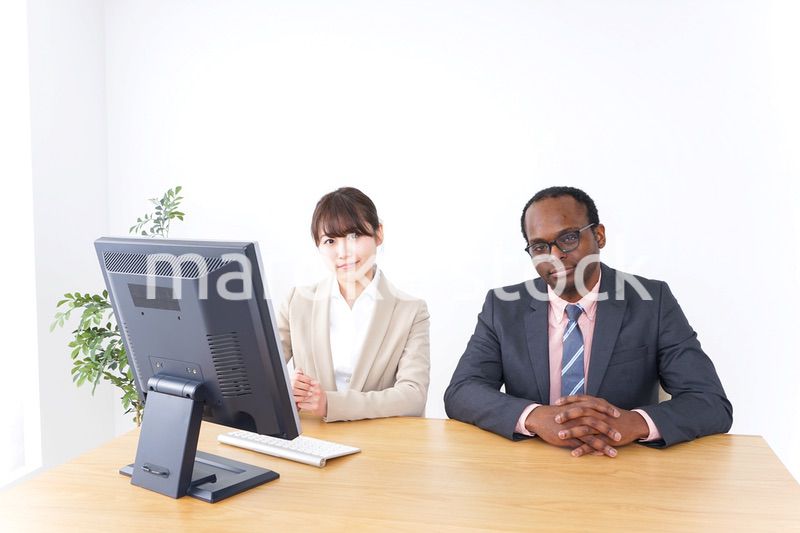オフィスでパソコンを使う会社員