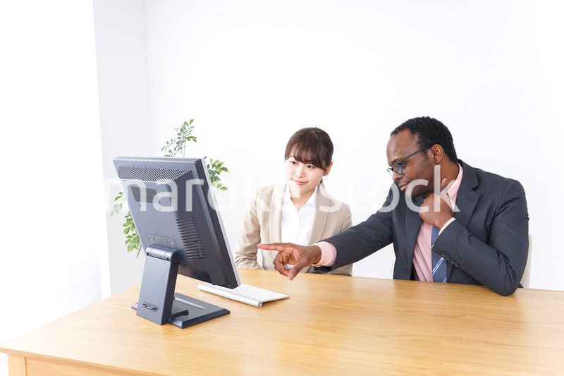 オフィスでパソコンを使う会社員