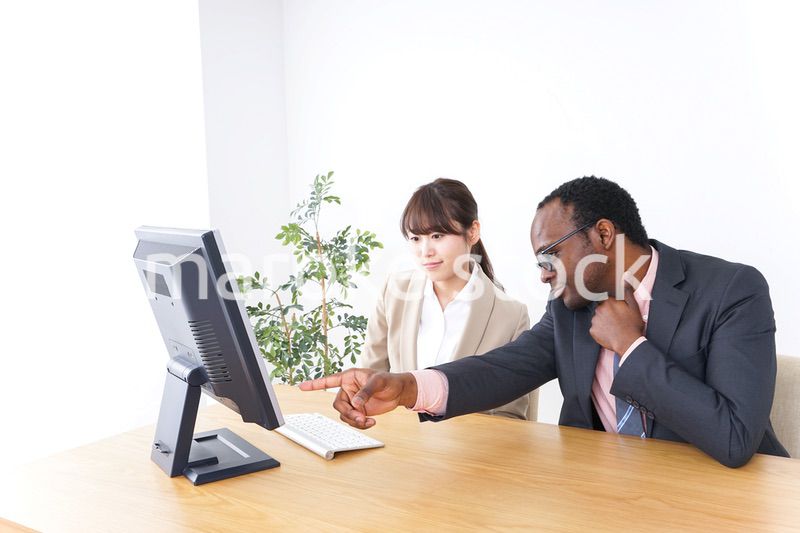 オフィスでパソコンを使う会社員