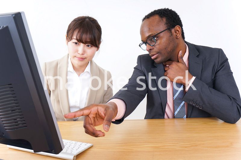 オフィスでパソコンを使う会社員