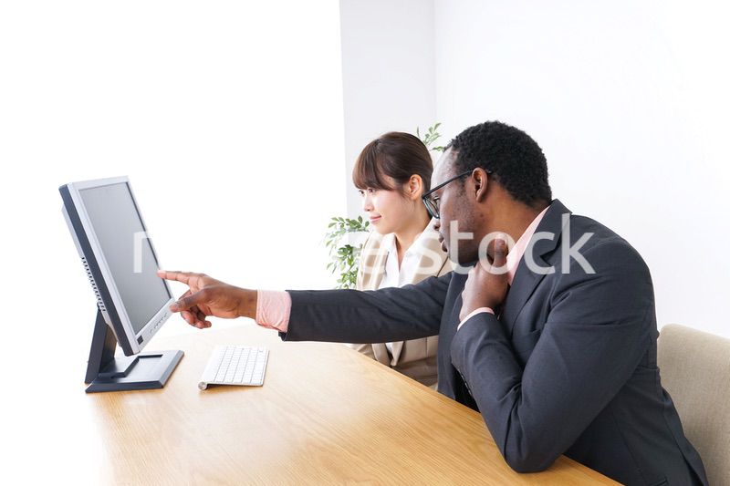 オフィスでパソコンを使う会社員