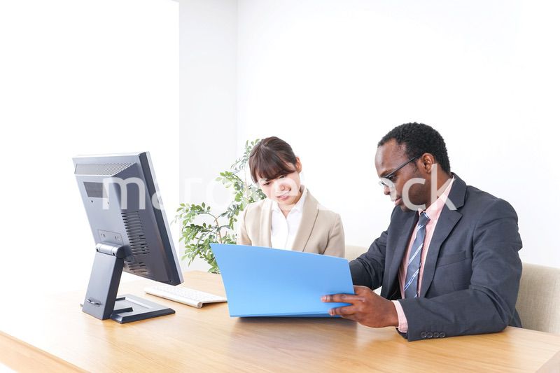 オフィスで働くグローバルなビジネスパーソン