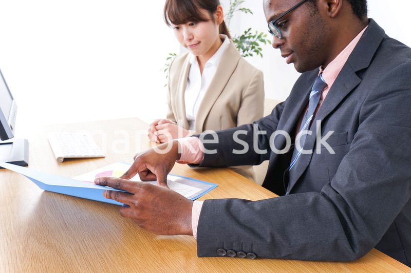 オフィスで働くグローバルなビジネスパーソン