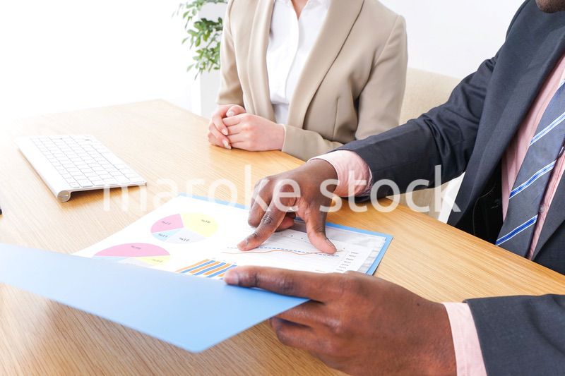 オフィスで働くグローバルなビジネスパーソン