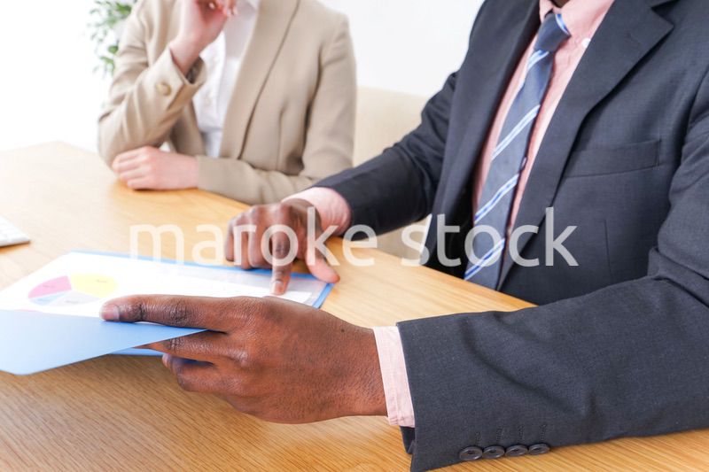 オフィスで働くグローバルなビジネスパーソン