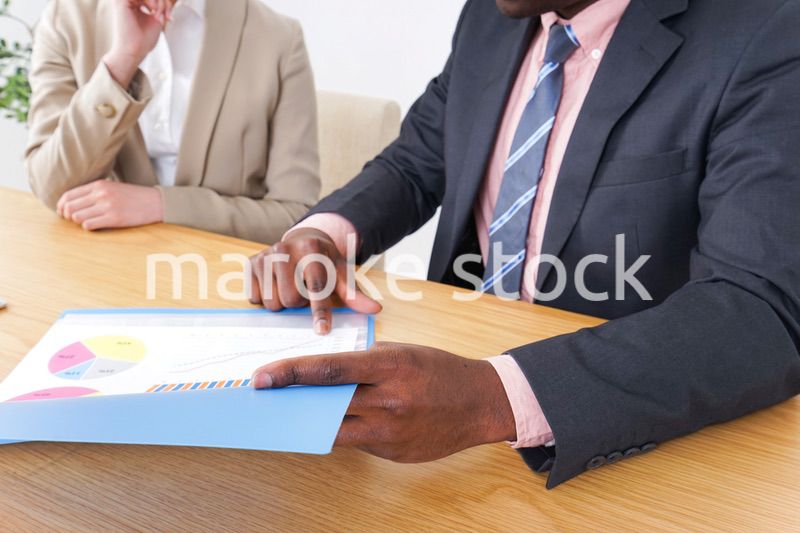 オフィスで働くグローバルなビジネスパーソン