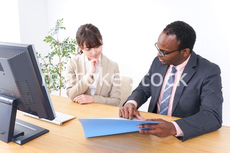 オフィスで働くグローバルなビジネスパーソン