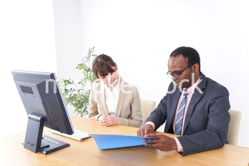 オフィスで働くグローバルなビジネスパーソン