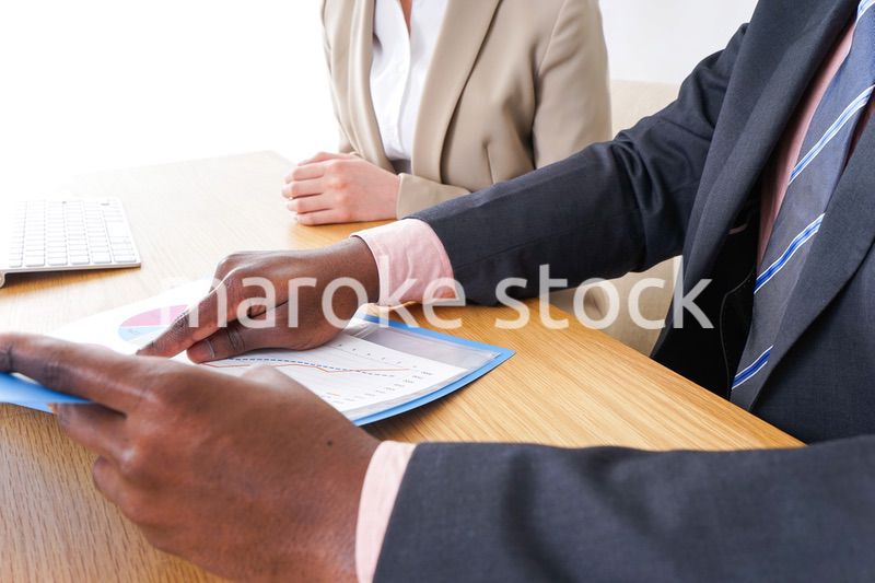 オフィスで働くグローバルなビジネスパーソン