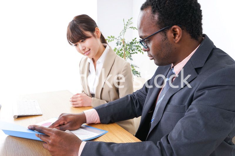 オフィスで働くグローバルなビジネスパーソン